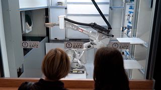 Riga: Kitchen robot cooks up new future for fast food